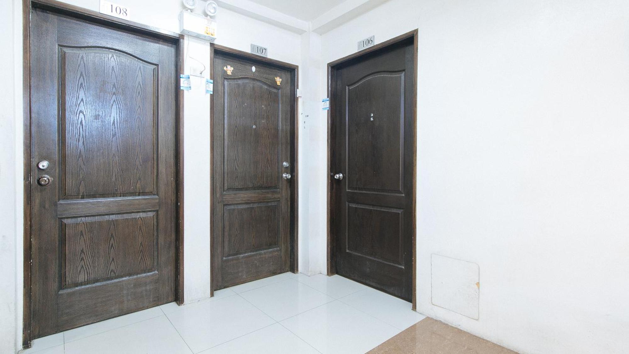 فندق ريد دورز آت كاسل باراناك Paranaque City المظهر الخارجي الصورة